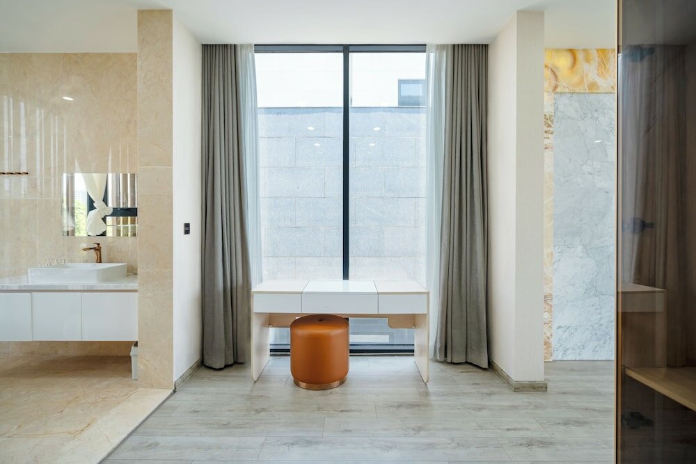 Фото Deluxe Riverfront Pool Villas Danang