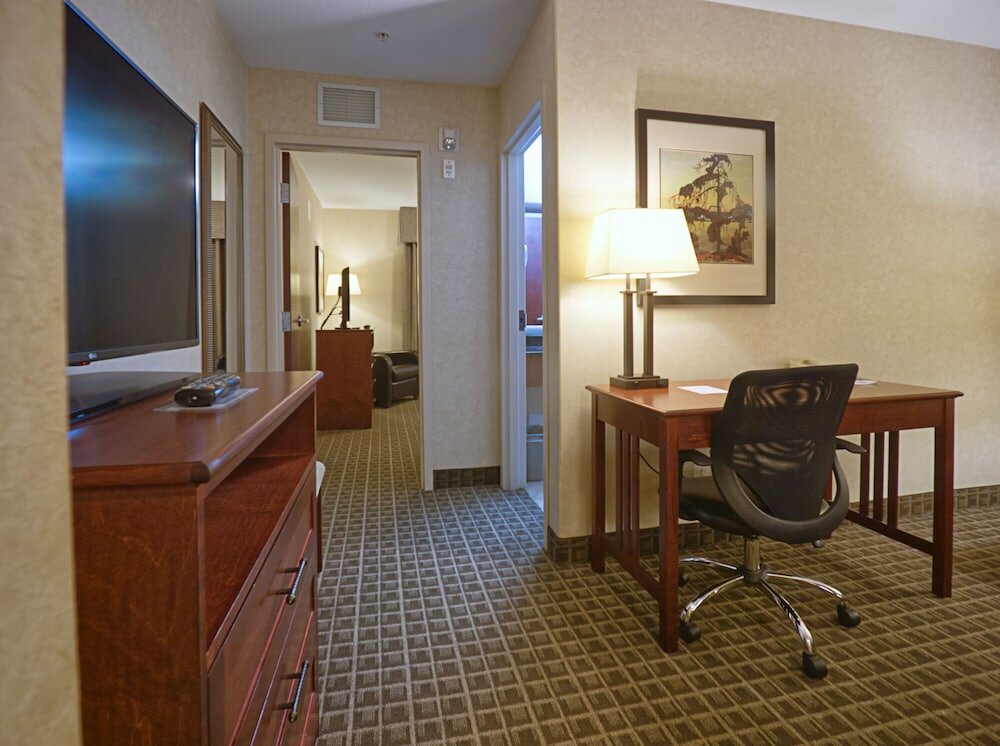 Фото Holiday Inn Express and Suites Edmonton North