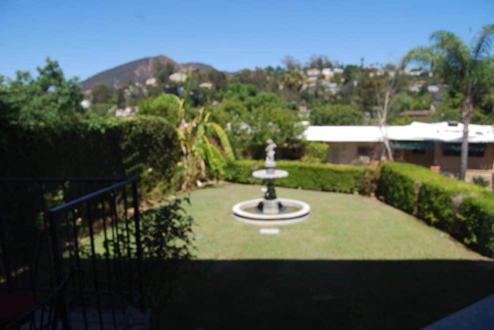 Фото Mini Mansion in Hollywood Hills