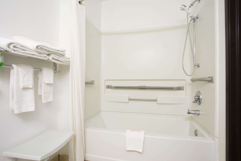 Фото Super 8 by Wyndham Franklin