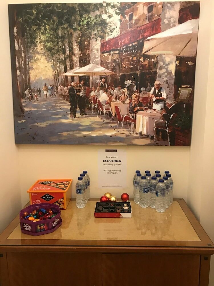 Фото Euro Bar and Hotel