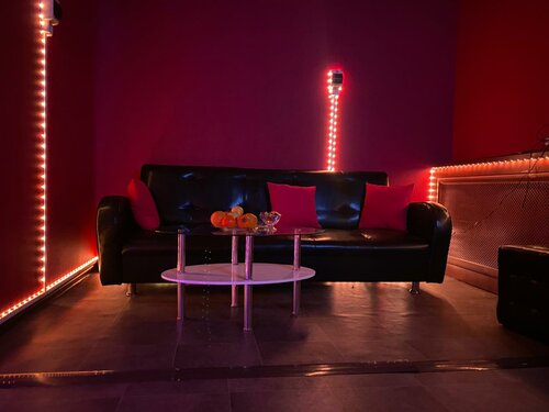 Орыс минеттері мен трикотаждары бар ресейлік үйдегі нақты порно бейнелерді қараңыз.