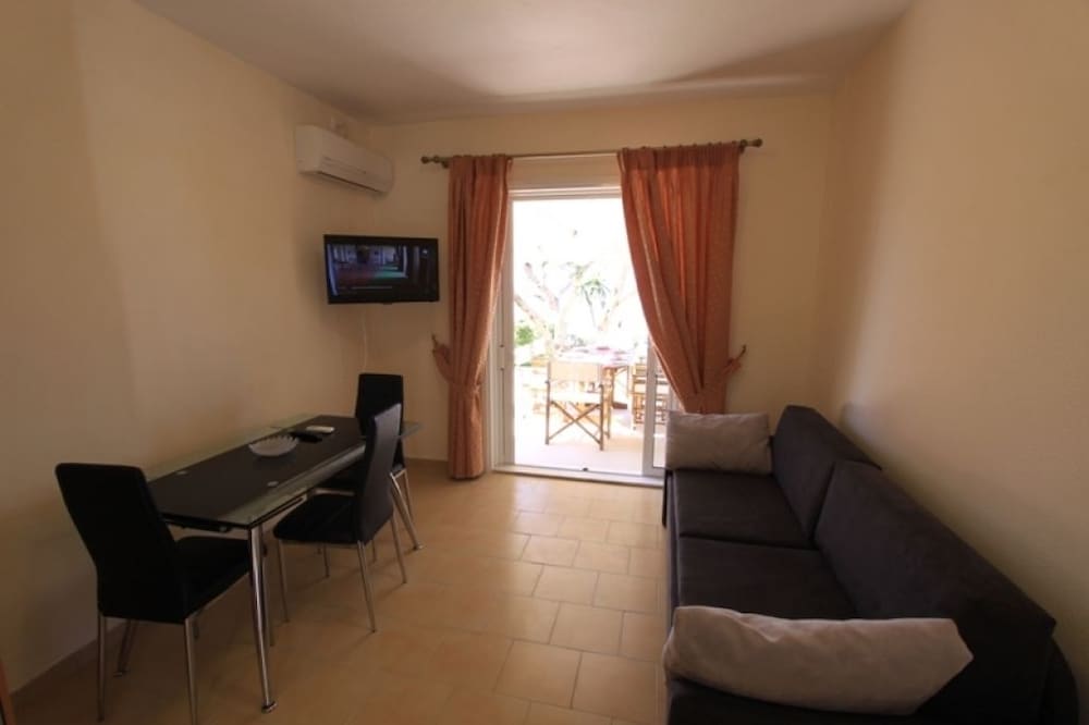 Фото Menigos Ab4g № 50 Beachfront 2 Bdr Apt