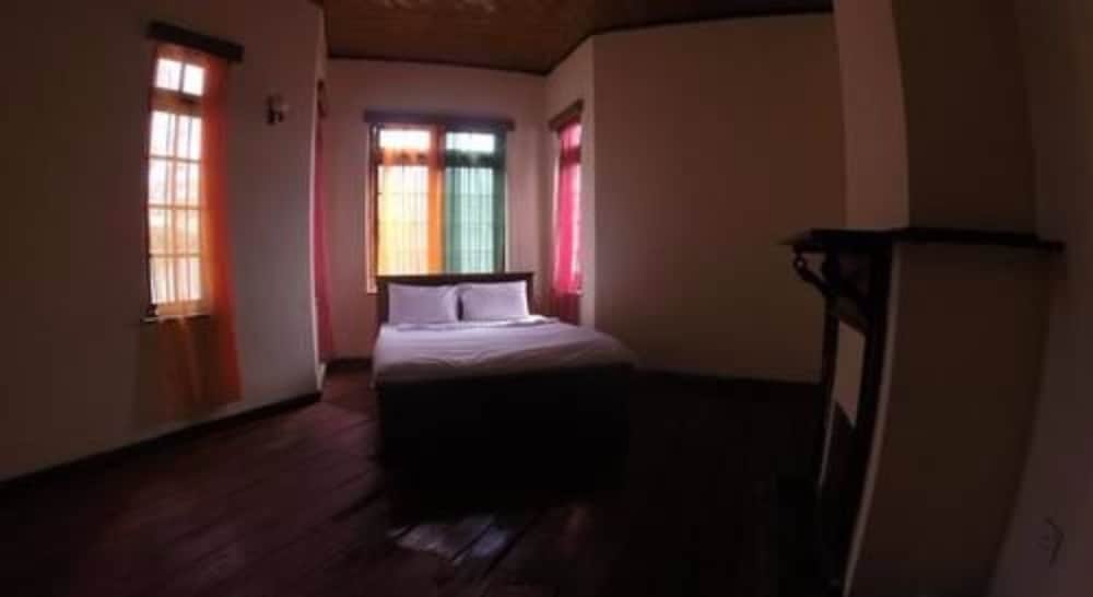 Фото Nuwara Eliya Hostel by Backpack Lanka