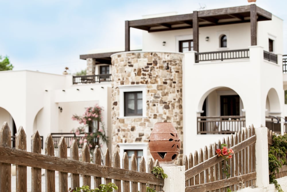 Фото Athina Studios & Suites