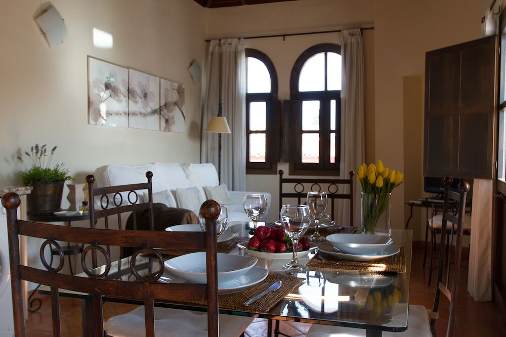 Фото Apartamentos Los Patios de la Judería