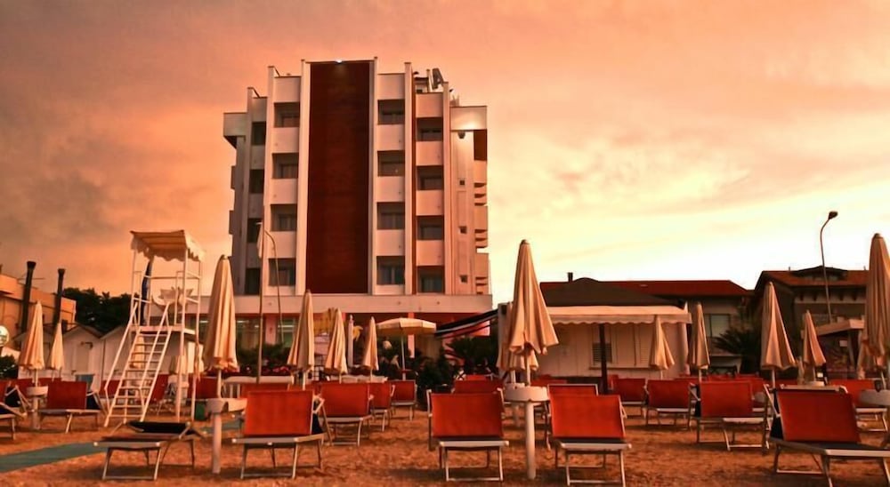 Фото Hotel Ambassador