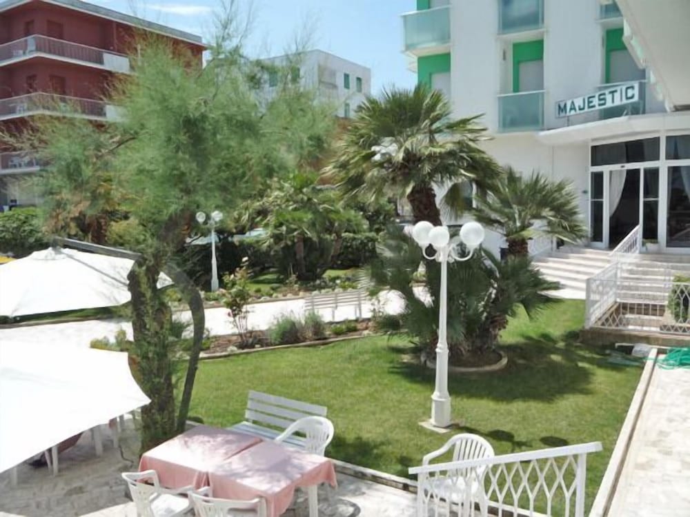 Фото Hotel Majestic