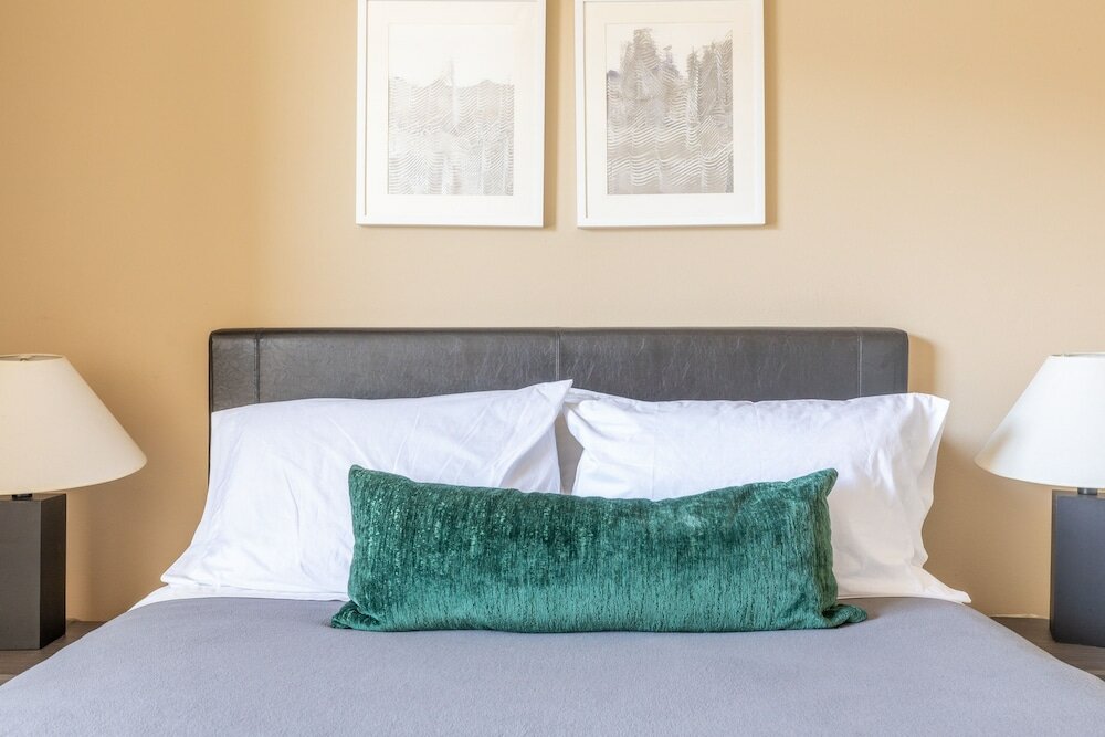 Фото Executive Suite With Pool & Gym