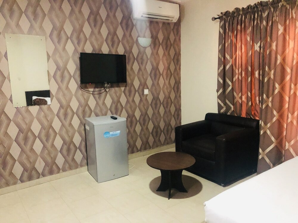 Фото Mayors & Diplomat Suites Opebi