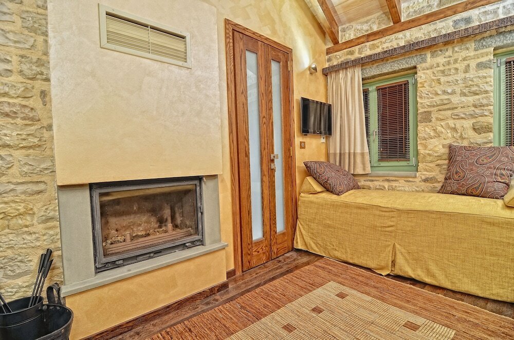 Фото Aithrio Guesthouse