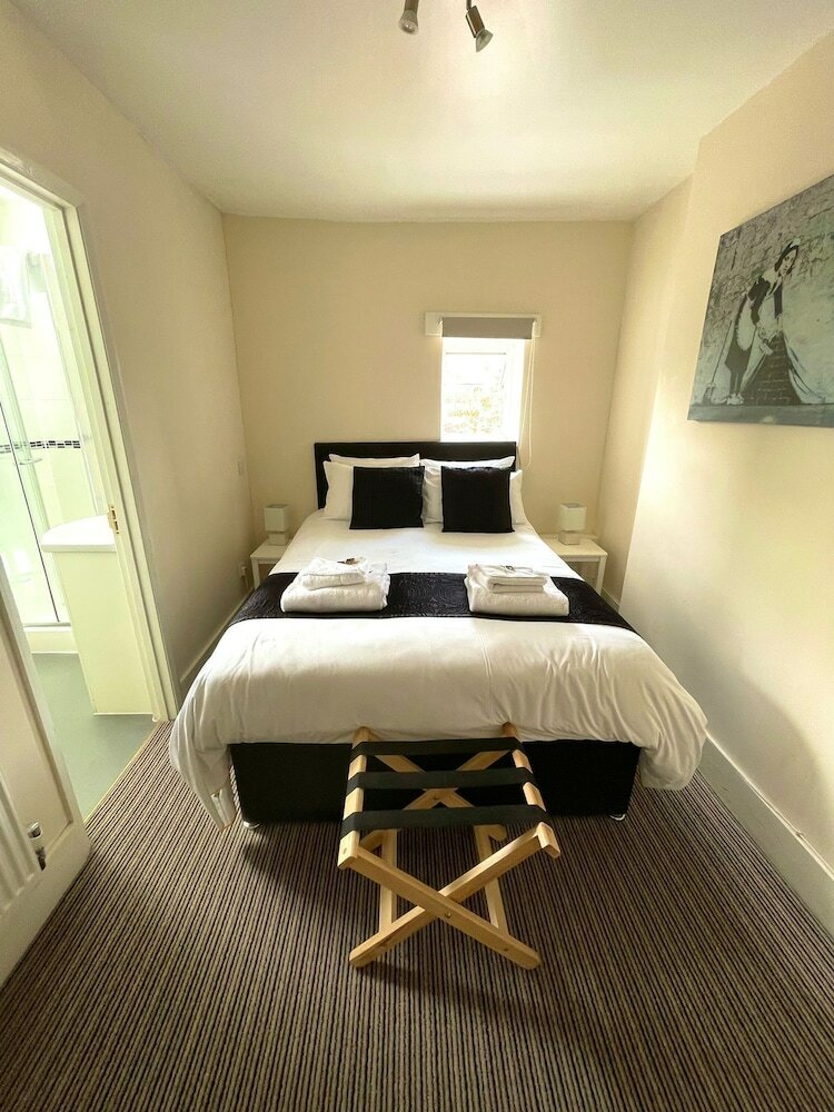 Фото The Crown And Cushion