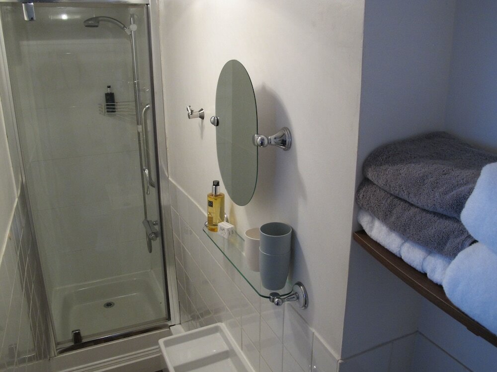 Фото Stone's Throw Guesthouse