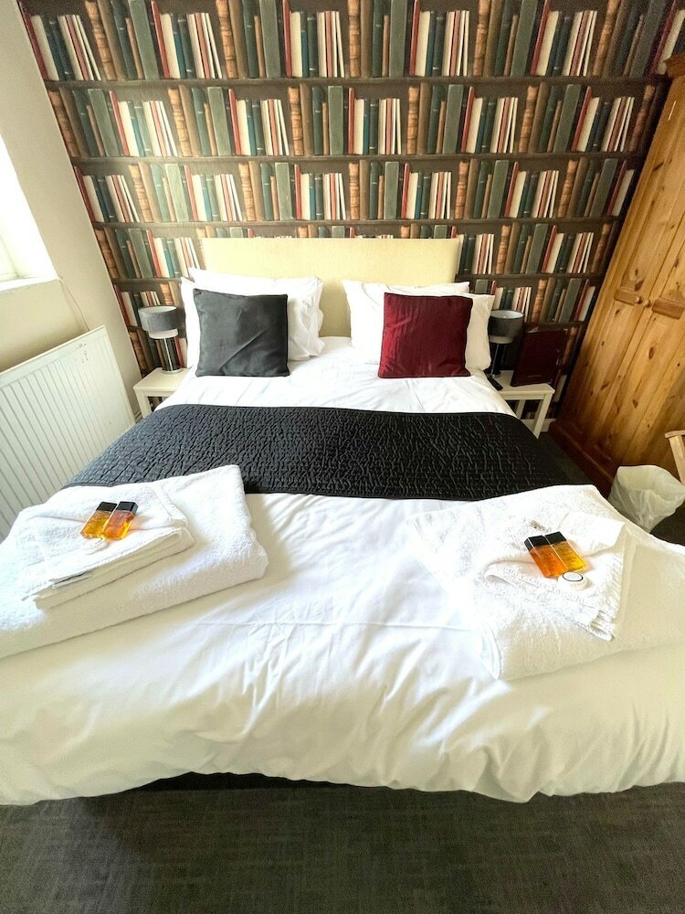 Фото The Crown And Cushion