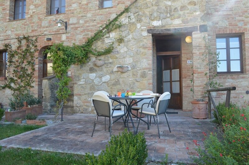 Гостиница Luxurious Holiday Home With Private Patio, Tuscany, With Panoramic Swimming poo