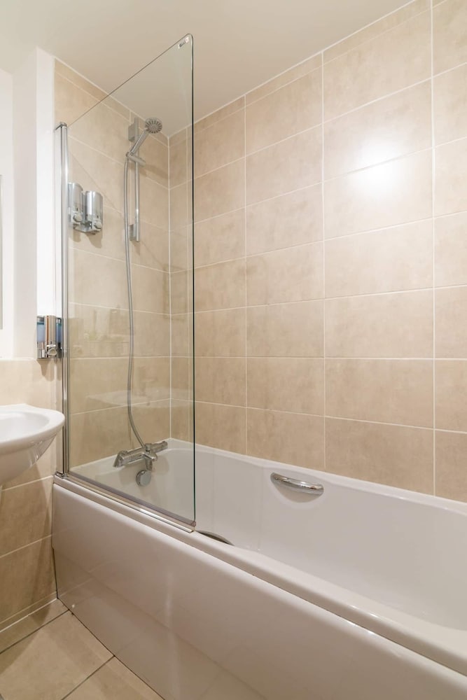 Фото Executive City Apartment -Near Greengate