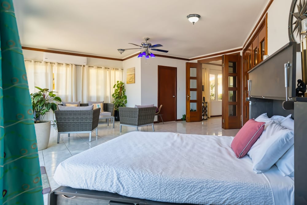 Фото Private Beach Ocean Front Boat Dock Tiki Bar