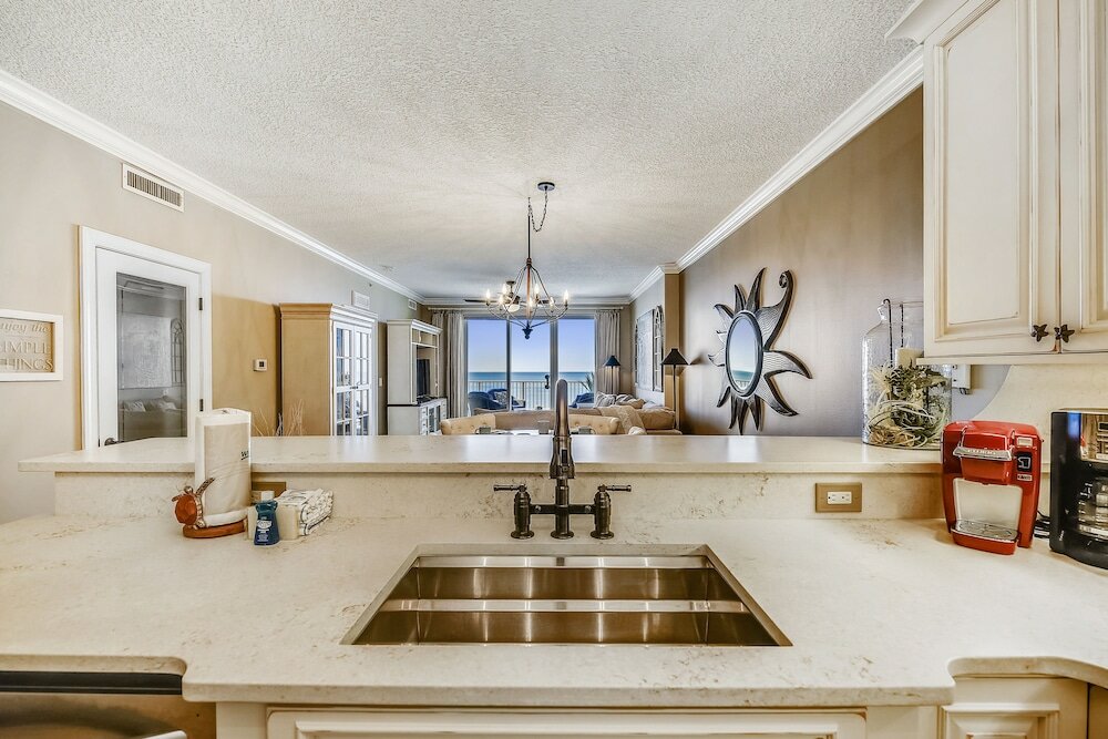 Фото Tropic Winds by Book That Condo