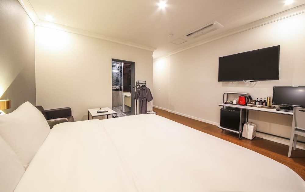 Фото Gupo Brown-Dot Hotel