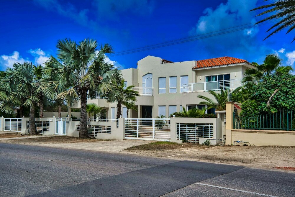 Фото Direct Ocean Front Villa With Private Pool + View! Boca Catalina Malmok!