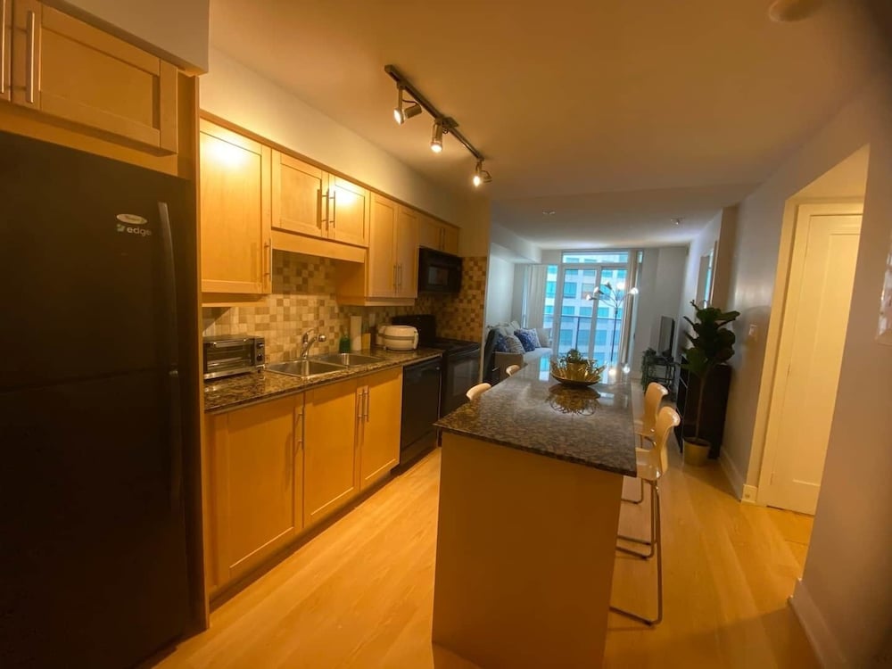 Фото The Bay Suites Rogers Center