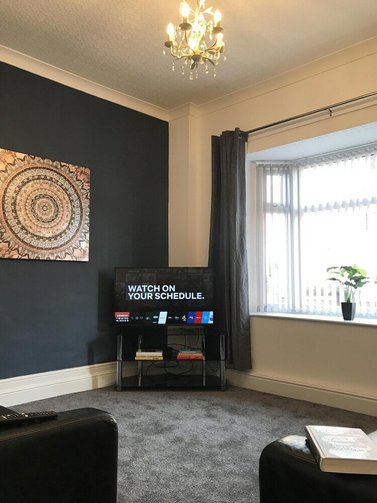 Фото Stylish 3-bed Preston Home for Relaxing Comfy Stay