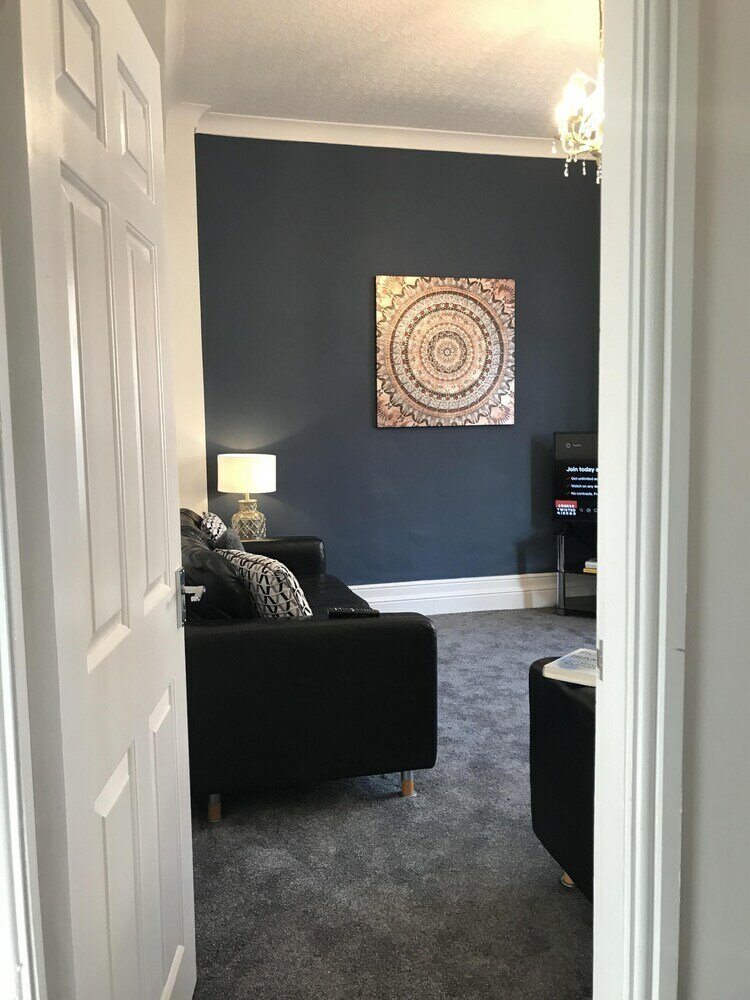 Фото Stylish 3-bed Preston Home for Relaxing Comfy Stay