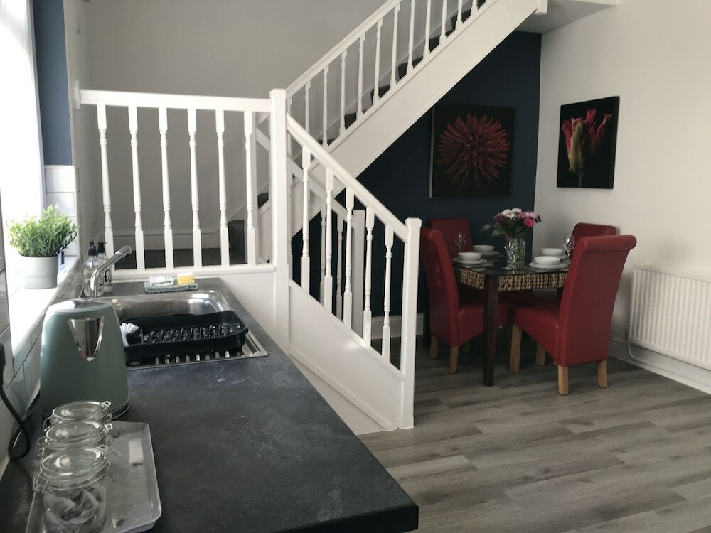 Фото Stylish 3-bed Preston Home for Relaxing Comfy Stay