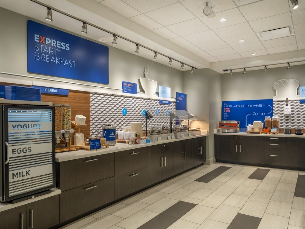 Фото Holiday Inn Express And Suites Watertown, an Ihg Hotel