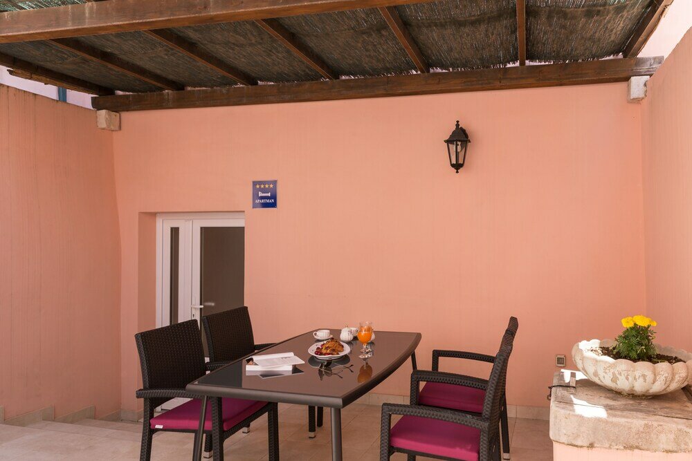 Фото Little Village House