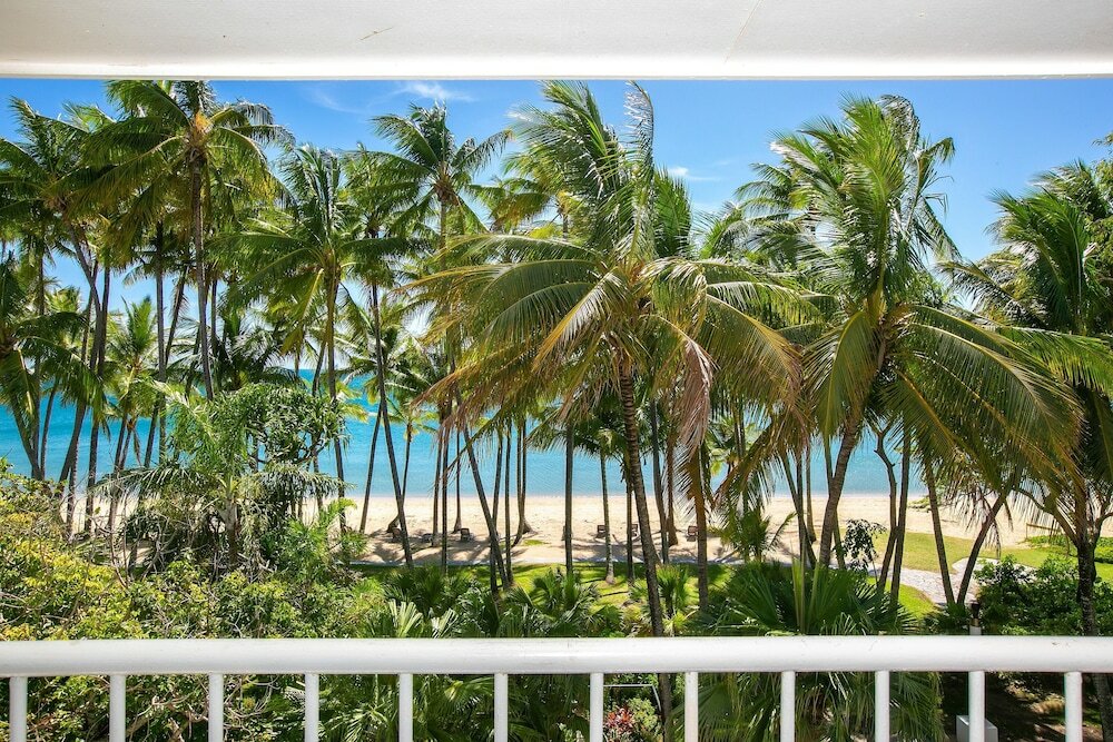 Фото Belle Escapes - Absolute Beachfront Apartment Alamanda Resort “28”