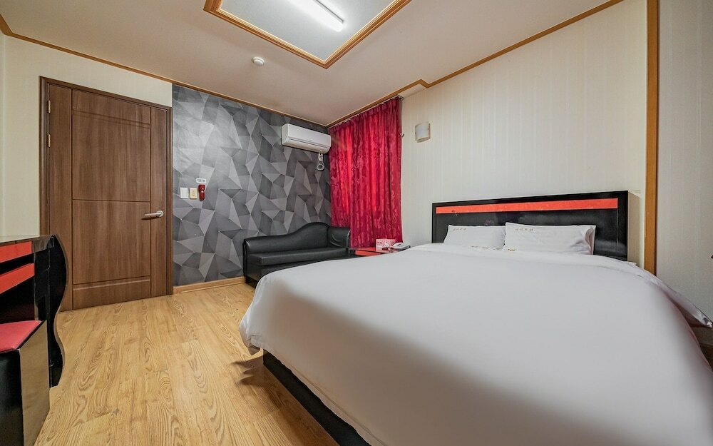 Фото Jeju Happy Hotel