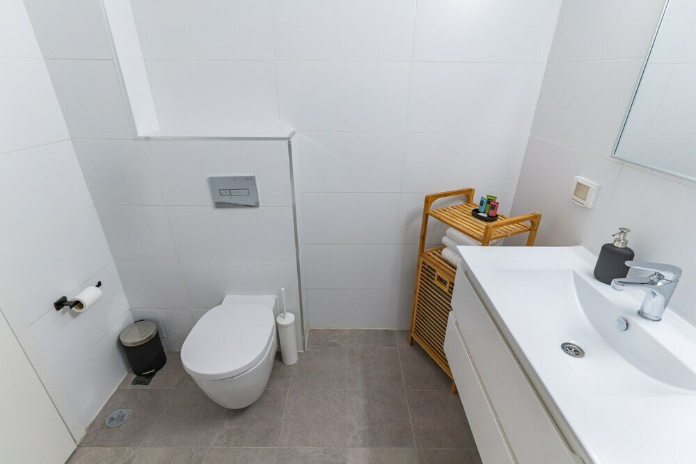 Фото Bright Sunny Holiday Home with Sea Views