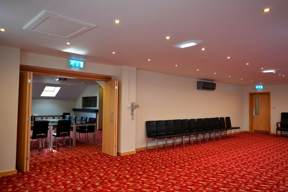 Фото The Cambridge Hotel