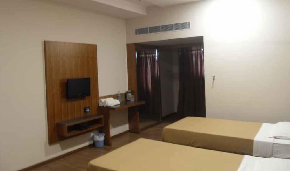 Фото Adb Rooms Hotel Surabhi International