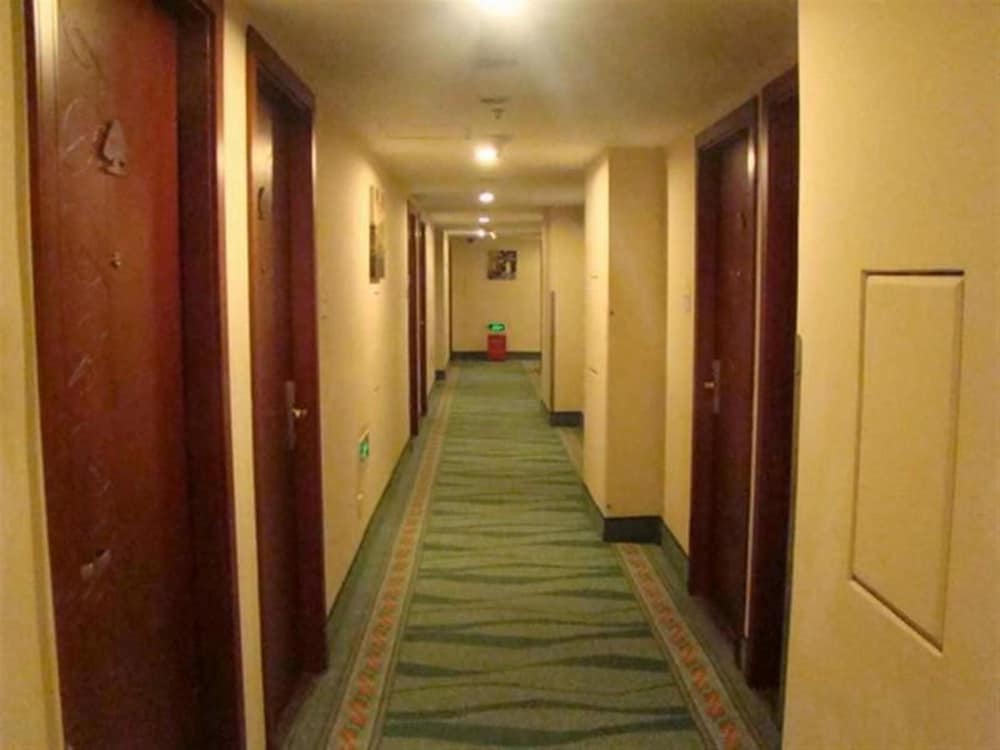 Фото GreenTree Inn Shanghai Hongqiao Airport Hotel