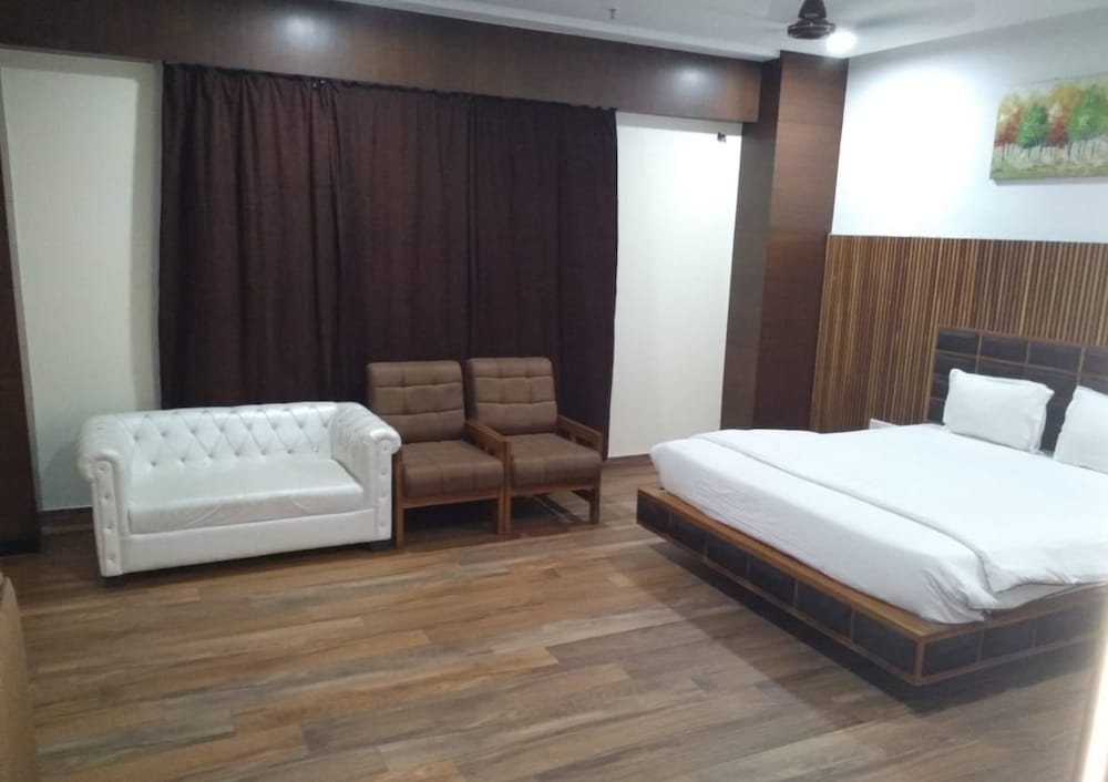 Фото Adb Rooms Hotel Surabhi International