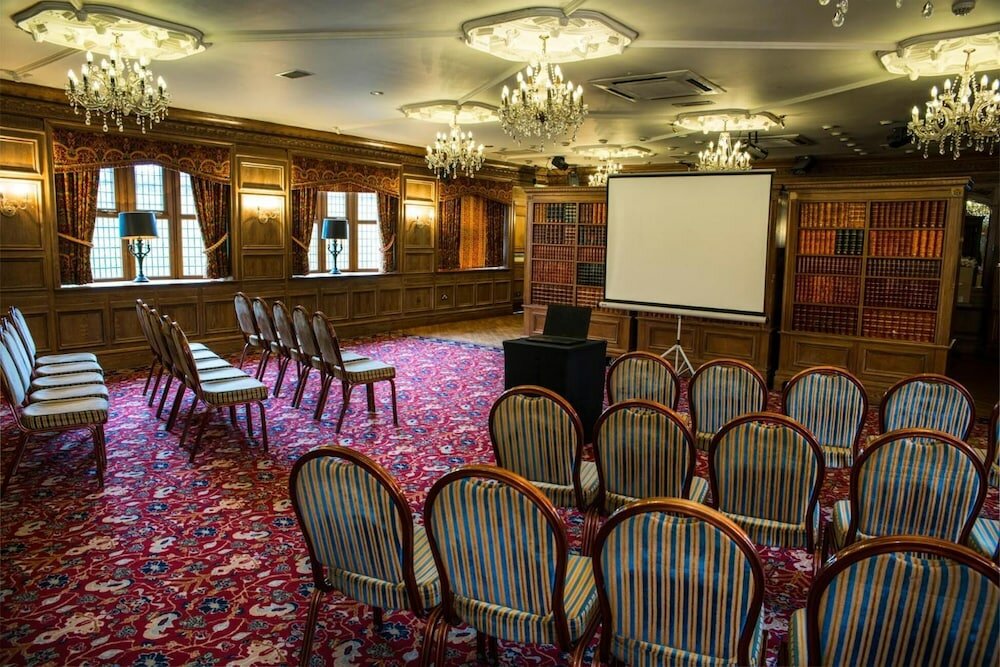 Фото The Royal Toby Hotel