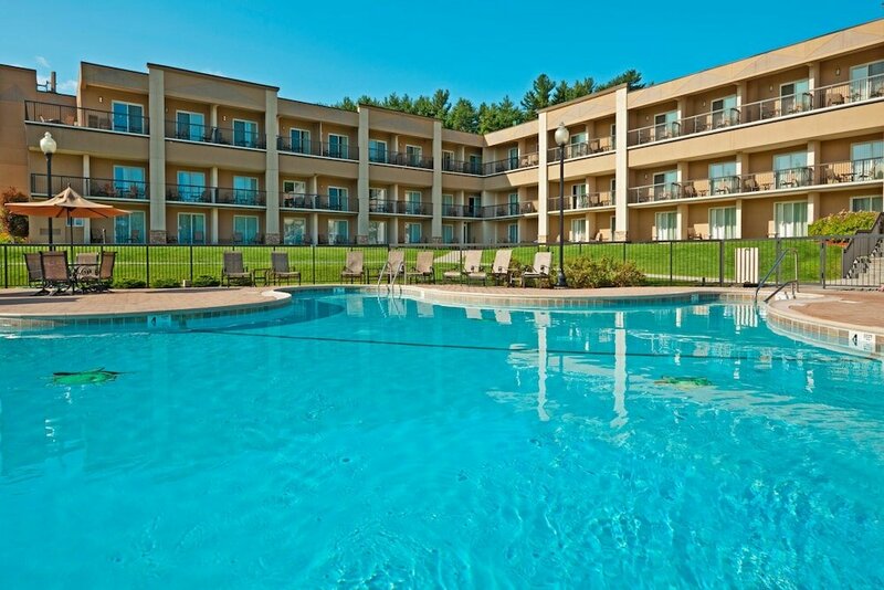 Гостиница Holiday Inn Lake George Turf, an Ihg Hotel