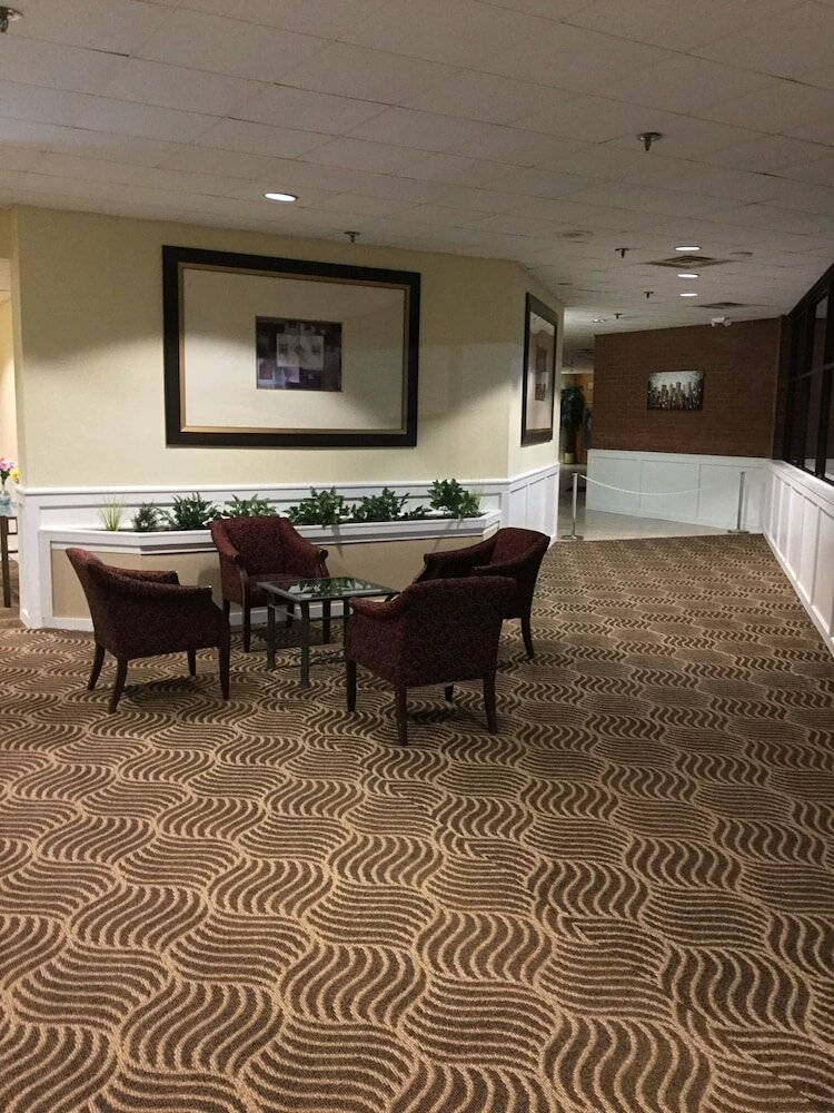 Фото Days Inn & Suites by Wyndham Tallahassee Conf Center I-10