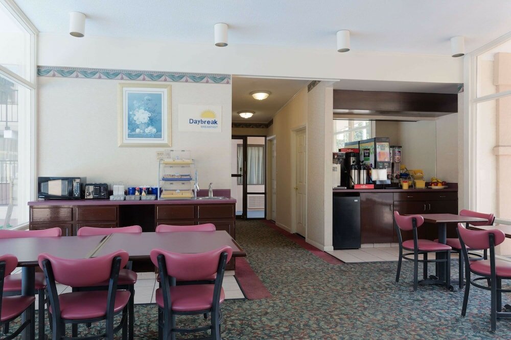 Фото Days Inn by Wyndham Raleigh Downtown South