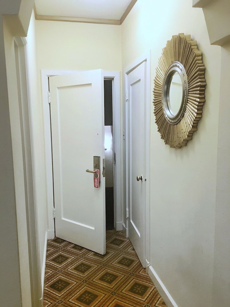 Фото Embassy Hotel