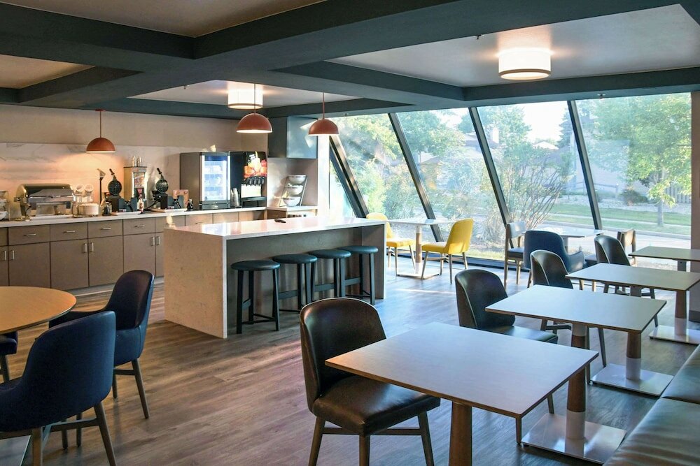 Фото Comfort Inn & Suites Nw Milwaukee