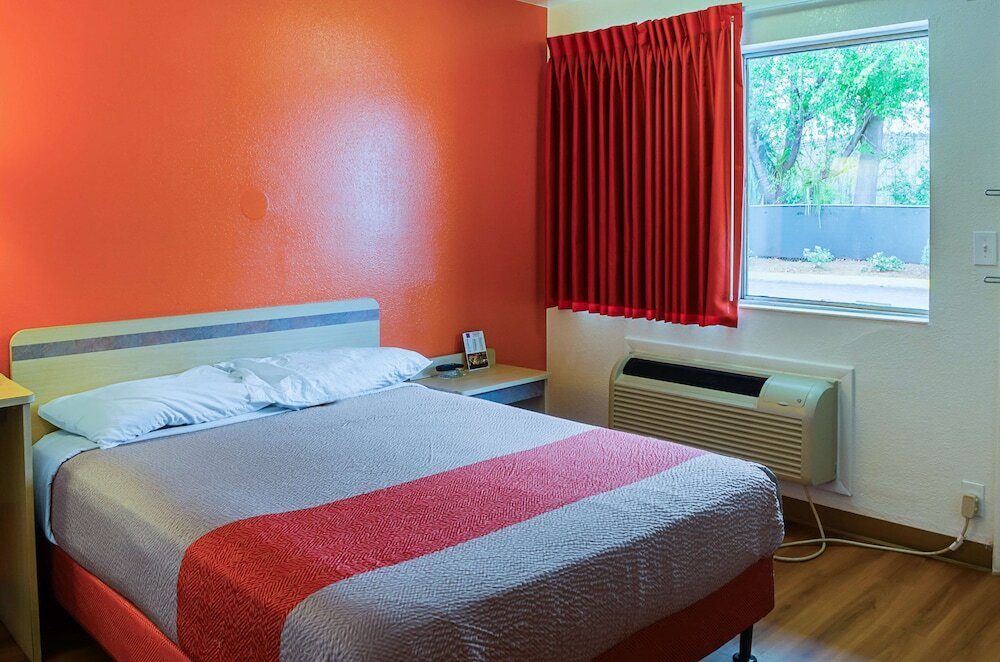 Фото West Ashley Inn