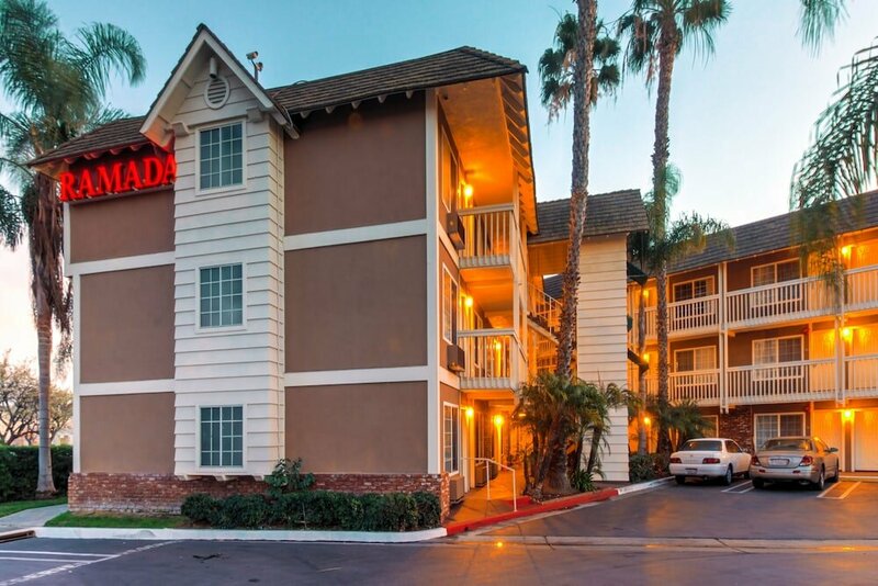 Гостиница Ramada by Wyndham Costa Mesa/Newport Beach в Коста-Меса