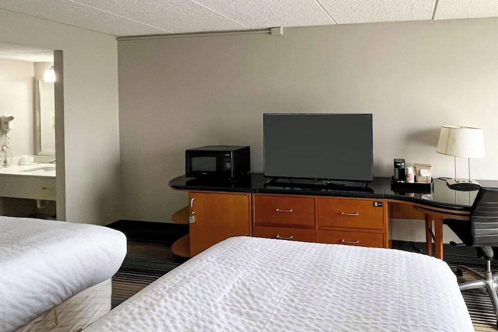 Фото Clarion Pointe Near Erie Casino