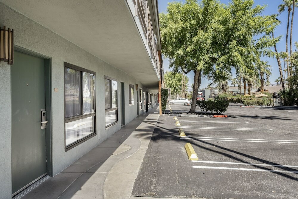 Фото Caliente Tropics Hotel