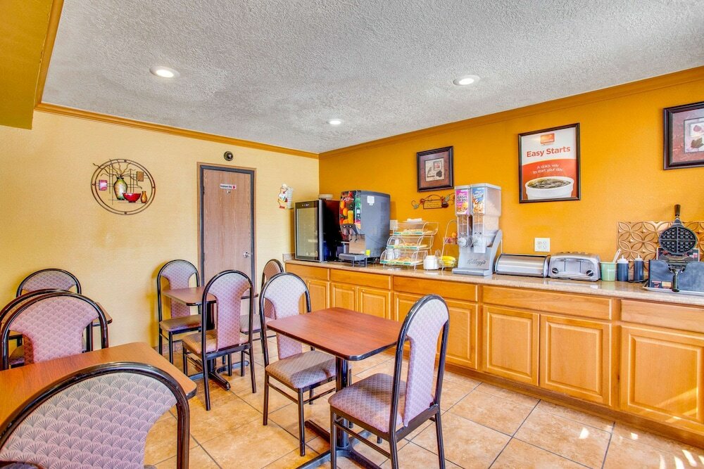 Фото Econo Lodge Inn & Suites