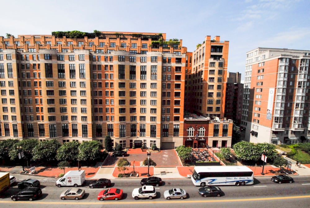 Фото Global Luxury Suites at The Convention Center