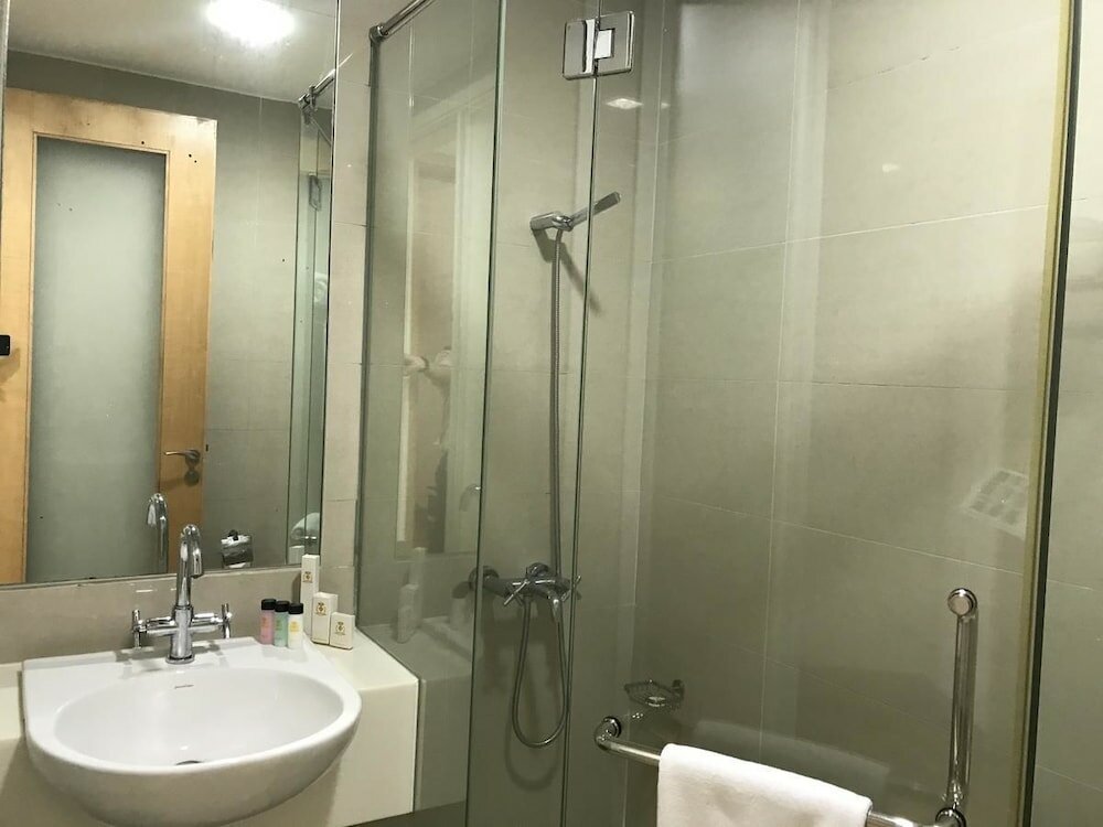 Фото Brunsfield Embassyview Condosuite